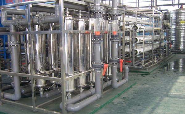       化工行业中的高纯水主要应用于电池行溶剂用纯水、化学分析、化工材料、产品清洗、物质的分离、浓缩、提纯，废物回收等场合的用水，对于水质要求相对来说不是太高，纯水电导率从0.1uS/cm-20uS/cm就基本上能满足要求。美女APP免费视频公司可根据客户对水质的具体要求，采用反渗透，离子交换，EDI等超纯水生产工艺的不同组合，生产出即经济实用，又